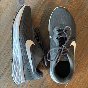 Nike Men’s Revolution 6 Gray Running Shoes Size 9.5 W Sneakers